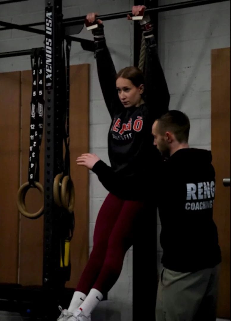 Séance de coaching personnalisé chez CrossFit RENGŌ Valenciennes : Lucas accompagne une adhérente durant un exercice