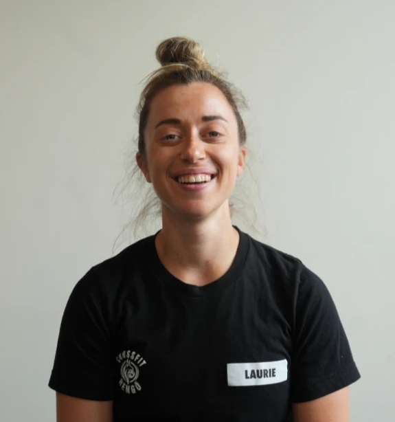 Laurie, coach diplômée chez CrossFit RENGŌ Valenciennes, spécialisée dans l'accompagnement personnalisé, la progression technique et la motivation des adhérents.