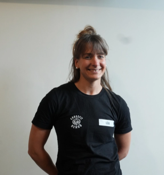 Léa, coach diplômée chez CrossFit RENGŌ Valenciennes, spécialisée dans l'accompagnement personnalisé, la progression technique et la motivation des adhérents.