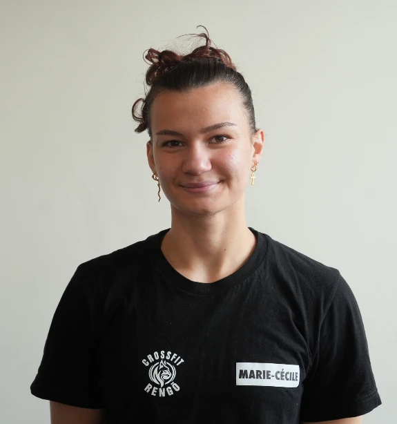 Marie-Cécile, coach diplômée chez CrossFit RENGŌ Valenciennes, spécialisée dans l'accompagnement personnalisé, la progression technique et la motivation des adhérents.