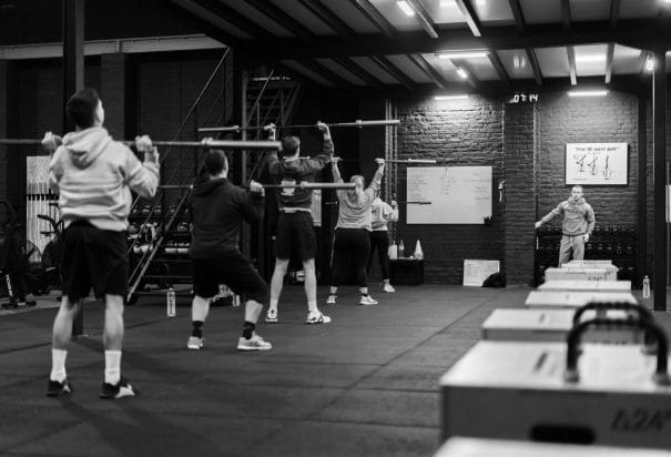 Séance de WOD en groupe au CrossFit RENGŌ Valenciennes, avec encadrement du coach et travail technique à la barre